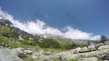 时间孩子<strong>云翻滚</strong>流动峰绿Pirin山著名的攀爬徒步旅行的地方达到情妇保加利亚的巴尔干半岛的最高峰呃股票镜头